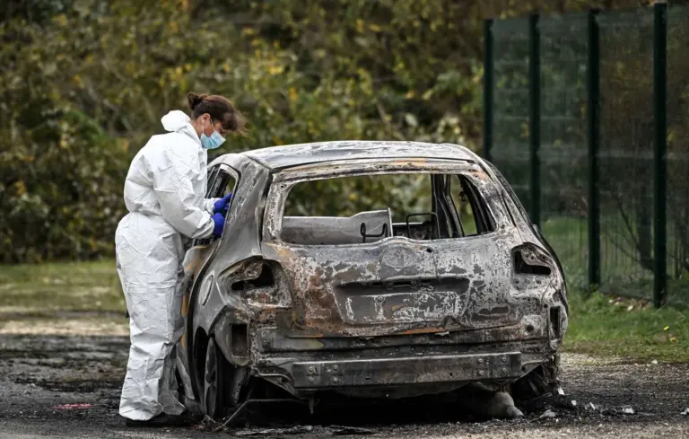 Oise : Deux suspects écroués après la découverte d’un corps dans une voiture brûlée
