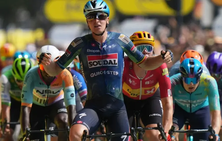 Tour de France : Tim Merlier remporte le sprint à Bordeaux et devance ses concurrents.