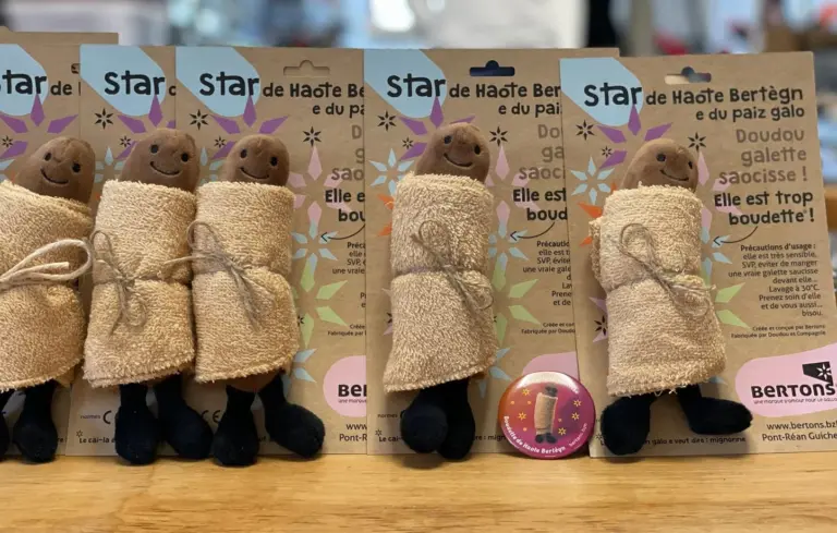 Bretagne : La galette saucisse se décline en doudou et suscite un engouement local.