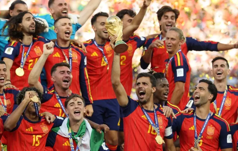 Espagne remporte sa deuxième étoile, tensions croissantes lors des négociations en Iran et incendies persistants.