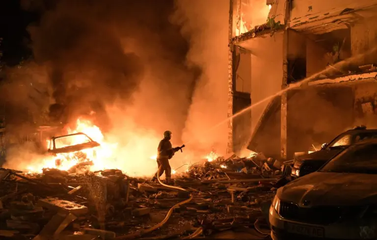 Frappes russes à Kiev et en région : au moins dix morts, riposte ukrainienne en Crimée