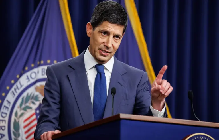 États-Unis : La Fed maintient ses taux face à l’inflation, Trump critique la décision.