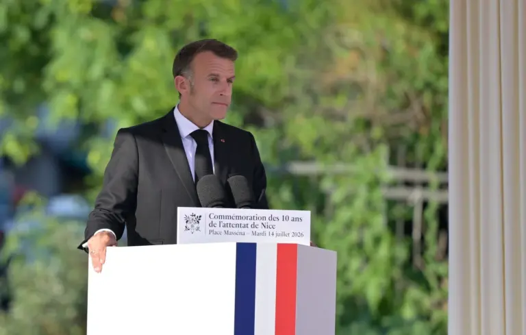 Attentat de Nice : Macron rend hommage aux victimes et souligne leur mémoire durable.