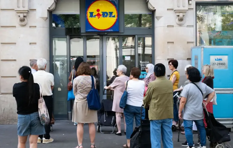 Lidl répond aux accusations après des scènes de chaos liées à des climatiseurs.