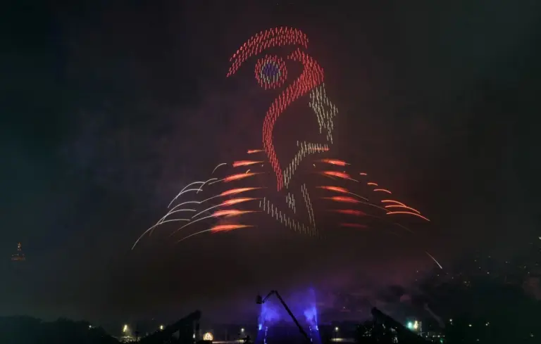Feux d’artifice annulés : Les spectacles de drones émergent en France pour les festivités.