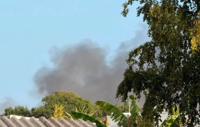 Près de Nantes, un incendie détruit partiellement un campement de migrants.
