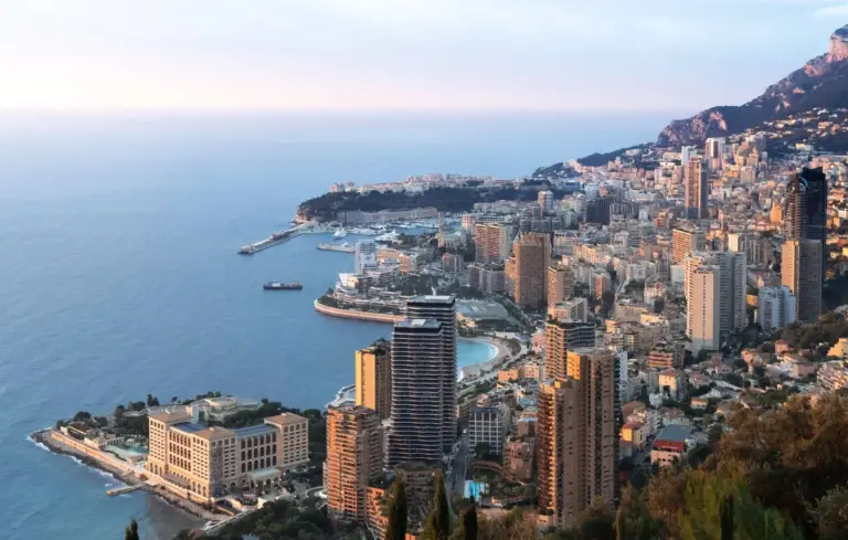Explosion à Monaco : Russes et Ukrainiens cohabitent dans un contexte de tensions géopolitiques.