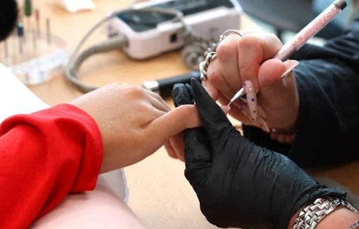 Trois personnes en garde à vue après la mort suspecte d’une cliente à Nice dans un institut de beauté.