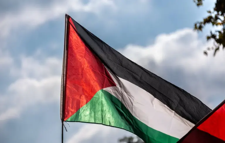 La justice ordonne à la mairie de Vaulx-en-Velin de retirer le drapeau palestinien.