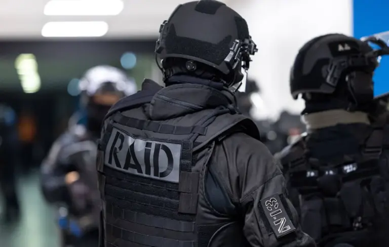 Arrestation d’un forcené armé par le Raid à Nice après des menaces et des coups de feu.