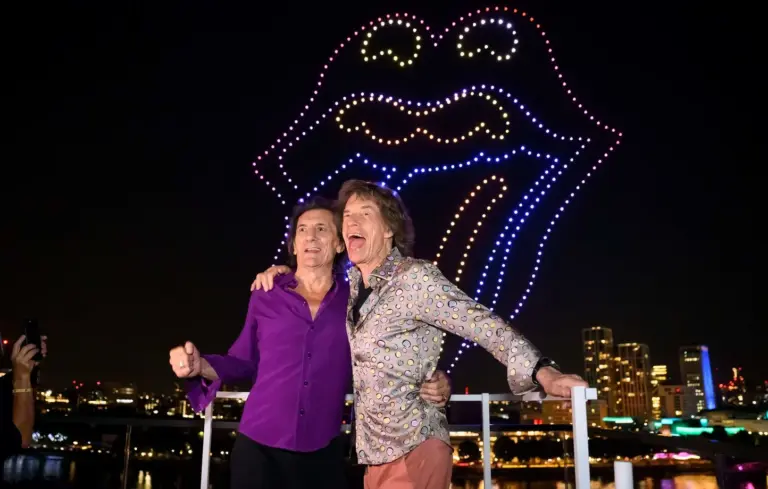 Critiques analysent le nouvel album des Rolling Stones et louent la voix de Mick Jagger.
