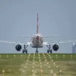 Un avion en détresse à Nantes : pneu éclaté et problème moteur entraînent un atterrissage d&rsquo;urgence.