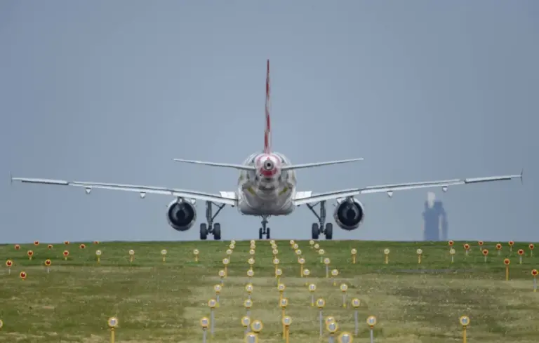 Un avion en détresse à Nantes : pneu éclaté et problème moteur entraînent un atterrissage d’urgence.
