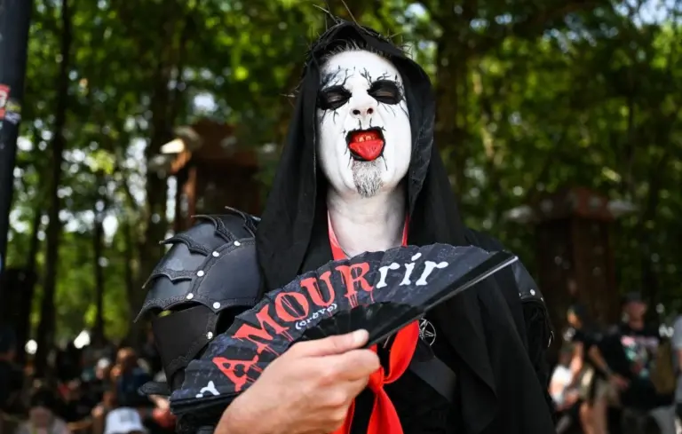 Hellfest 2026 : Les tenues emblématiques de Clisson entre cuir et dentelle