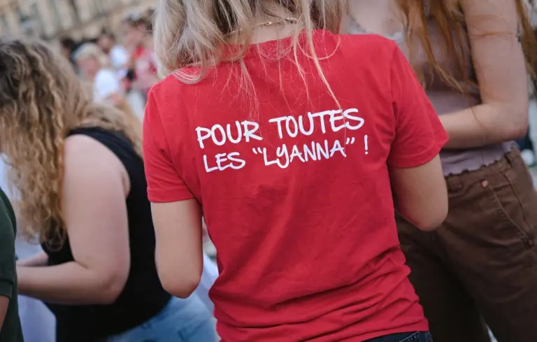 Mobilisation citoyenne en France contre les violences sexuelles après l’affaire Lyhanna.