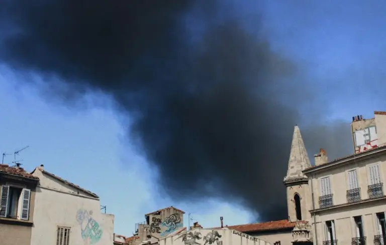 Incendie au Vieux-Port de Marseille : neuf blessés et deux bateaux détruits.