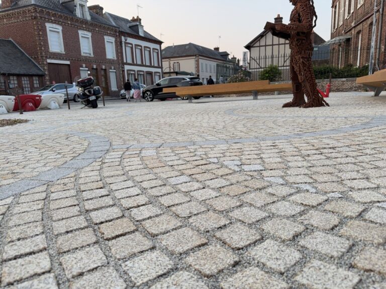 Chantier en cours à Mesnil-en-Ouche : nouveaux aléas dans les centres-bourgs.