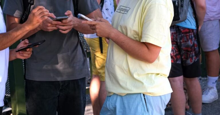 L’interdiction des réseaux sociaux pour les moins de 15 ans suscite des débats en France.