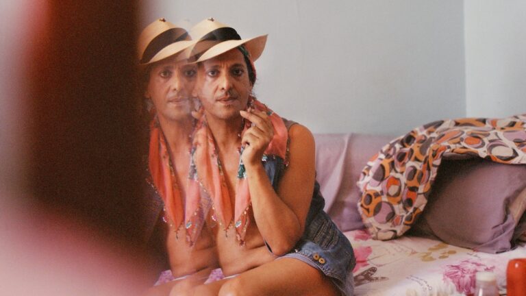 Camille Farrah Lenain explore l’amour queer et musulman à travers une nouvelle œuvre.