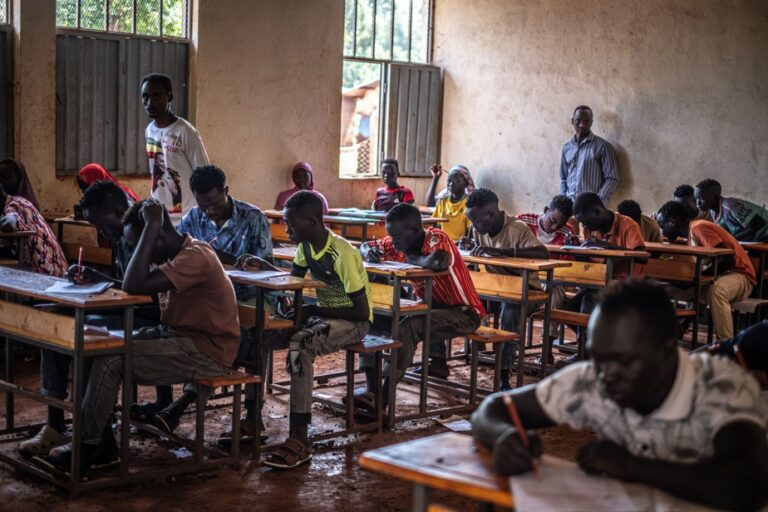 L’UNESCO alerte sur la baisse de l’aide à l’éducation face à l’augmentation des dépenses militaires.