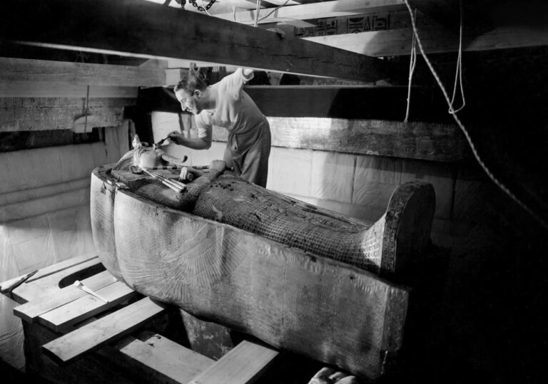 Découverte de la tombe de Toutânkhamon lors d’une exposition à Paris