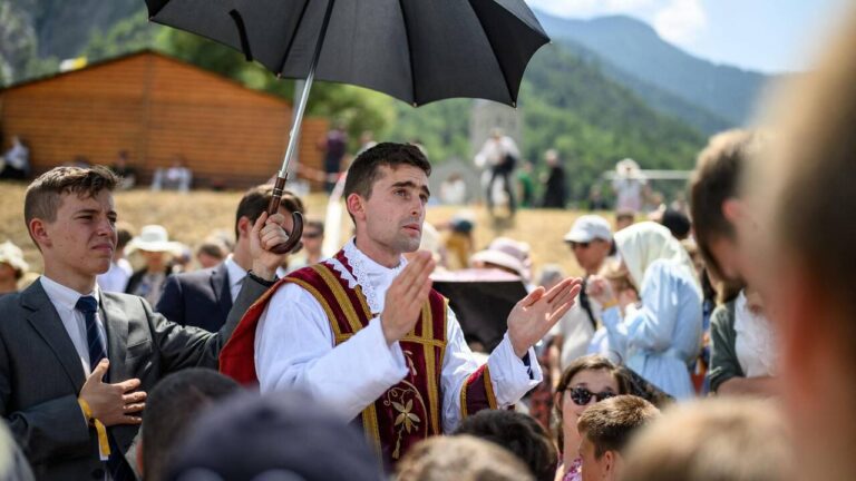 La Fraternité Saint-Pie X procède à la consécration de nouveaux évêques à Ecône malgré une excommunication.