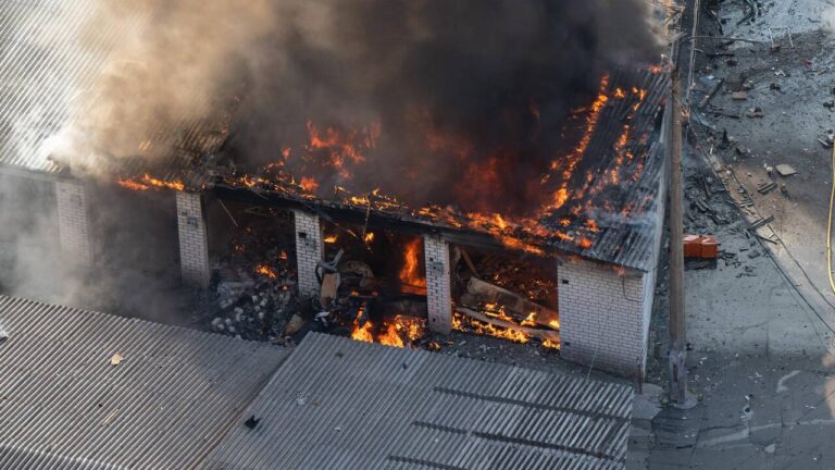 Incendie dans le centre de Kiev suite à une explosion en direct de la guerre en Ukraine