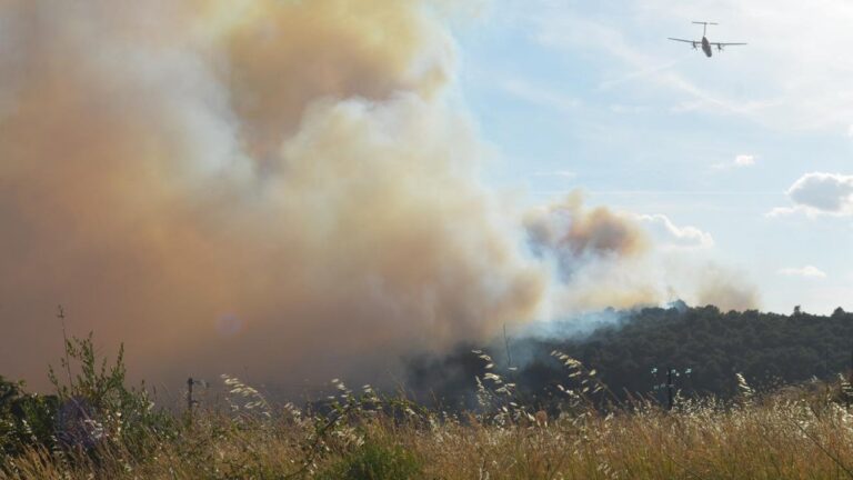 Incendie dans le Minervois : 800 hectares brûlés, le feu stabilisé malgré des conditions difficiles.
