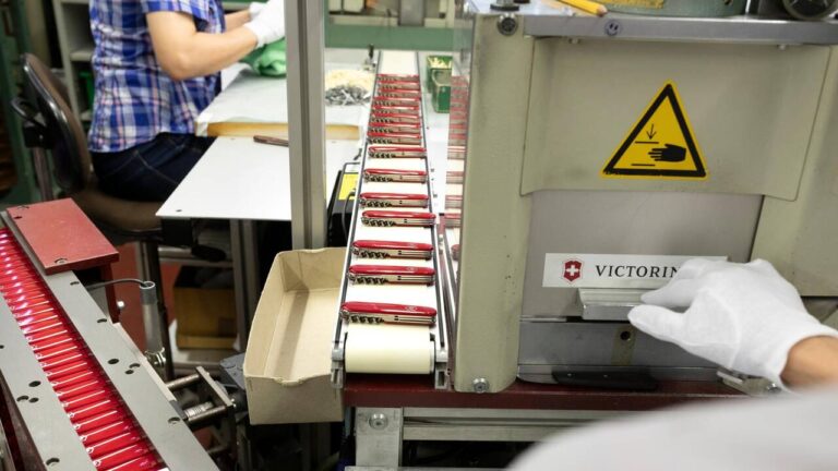 Washington rembourse 22 milliards de dollars de droits de douane, les entreprises suisses ralentissent.
