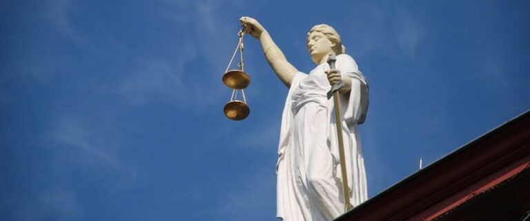 Licenciement jugé abusif en Espagne : l’entreprise condamnée à réintégrer un salarié ou verser 44 501 euros.