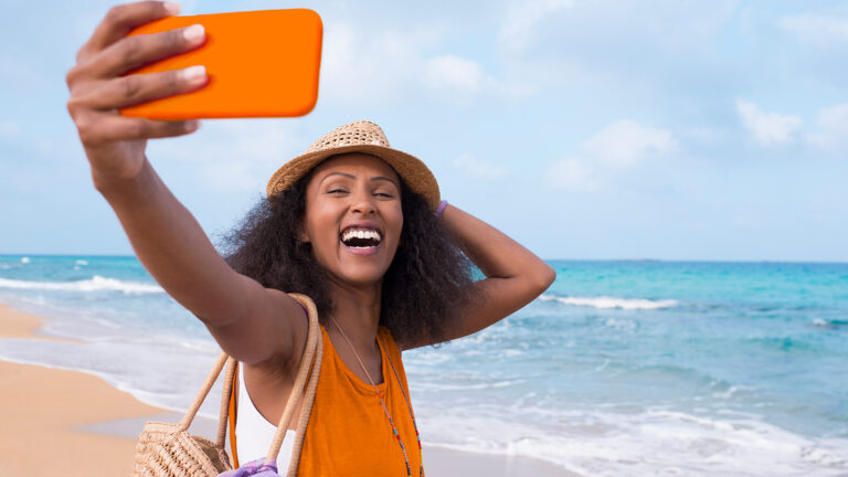 Avast One sécurise les transactions en ligne pour les consommateurs pendant les vacances d’été.