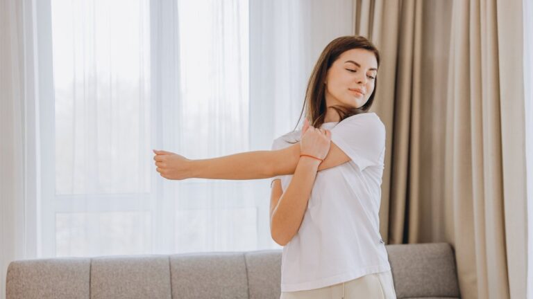 Intégrer des étirements quotidiens améliore la flexibilité et réduit les blessures.