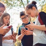 Un téléphone dès la 6e : avis des élèves sur l&rsquo;interdiction généralisée.
