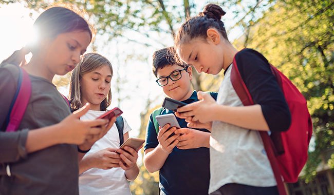 Un téléphone dès la 6e : avis des élèves sur l’interdiction généralisée.