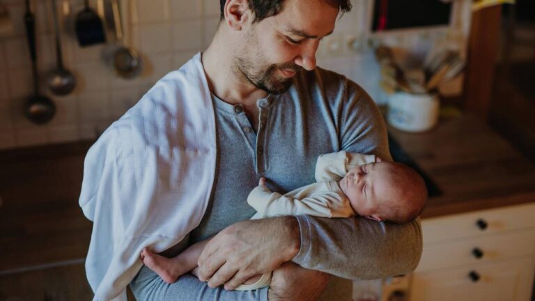 Congé supplémentaire de naissance en France : mesure d’égalité ou diversion ?