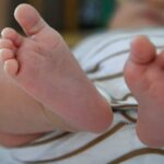 Un père mis en examen après avoir secoué son bébé de 2 mois, dans un état critique.