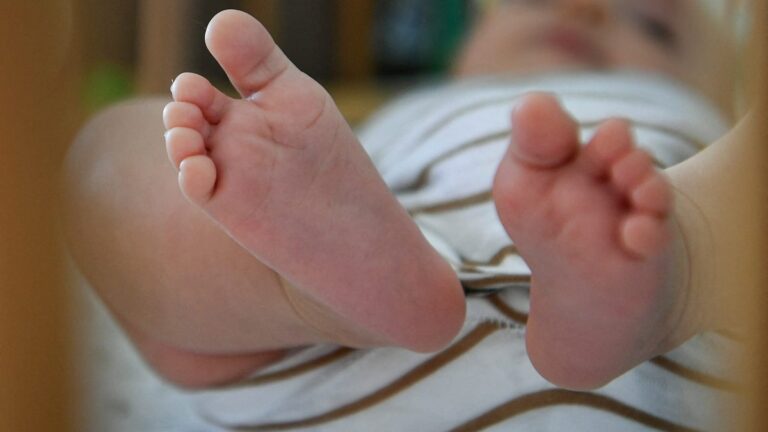 Un père mis en examen après avoir secoué son bébé de 2 mois, dans un état critique.