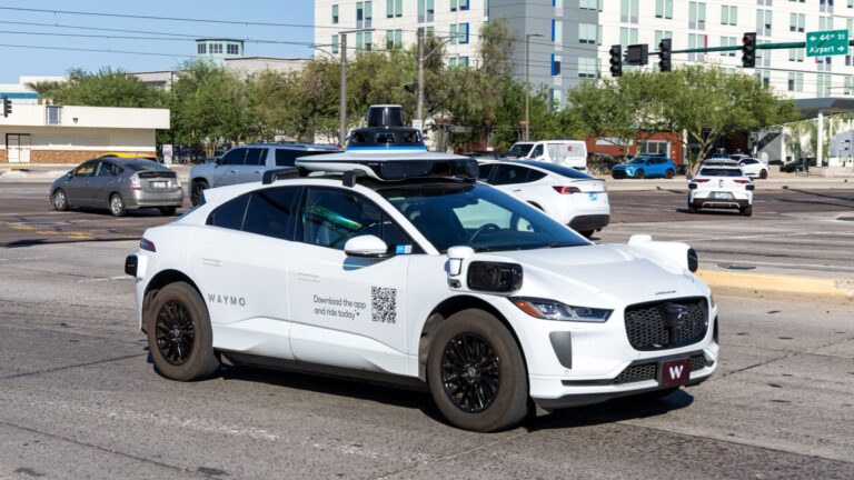 Waymo crée une filiale en France pour développer des services de robot-taxis à Paris.