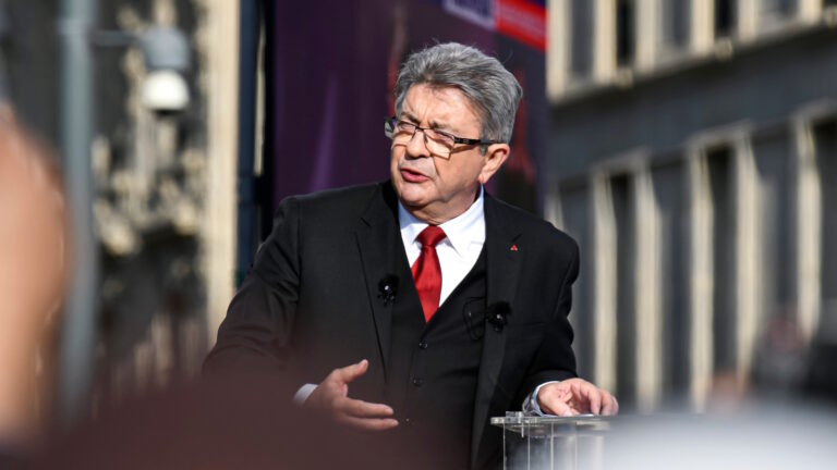 Mélenchon plaide pour la protection des disques PlayStation face à une possible obsolescence.