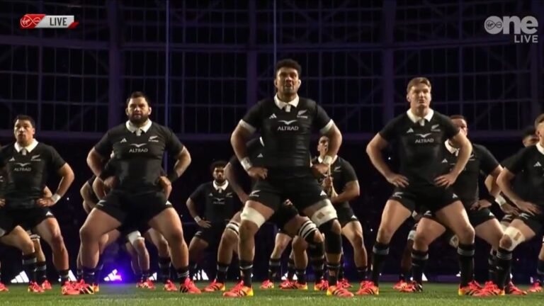 Le XV de France se rapproche d’une victoire contre les All Blacks après un match intense.
