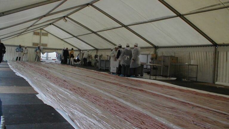 Une saucisse de 4 kilomètres fabriquée à Langogne, un record pour la Lozère.