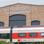 Partners Group, acteur clé du secteur financier, maintient son statut de pionnier malgré la pression boursière.
