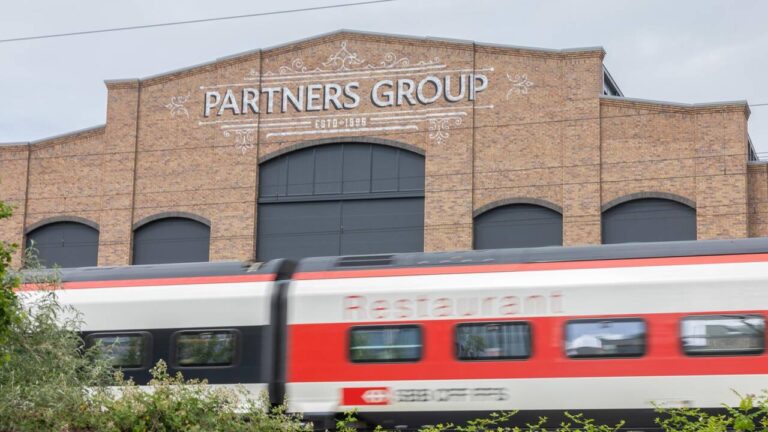 Partners Group, acteur clé du secteur financier, maintient son statut de pionnier malgré la pression boursière.