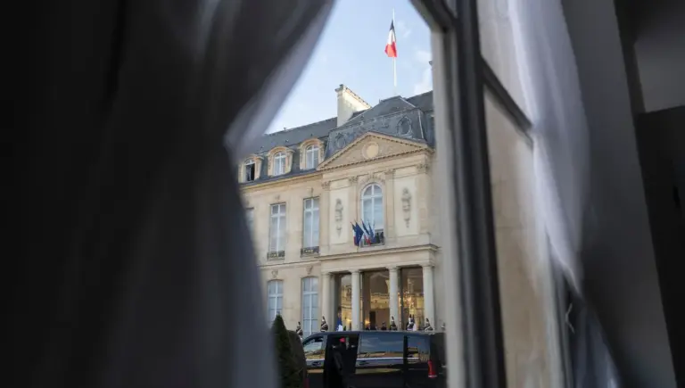 Plongée dans la salle de presse de l’Élysée : fonctionnement et enjeux de l’information gouvernementale.