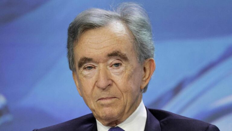 Bernard Arnault, patron de LVMH, conteste un redressement fiscal en cours.