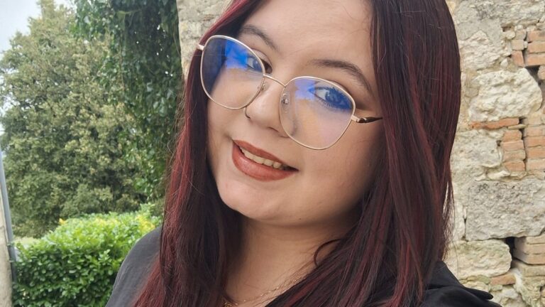 Manon, buraliste en Tarn-et-Garonne, participe au concours Angel Beauté France.