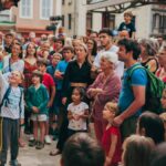 Foix se prépare à accueillir le Tour de France avec décorations et animations festives.