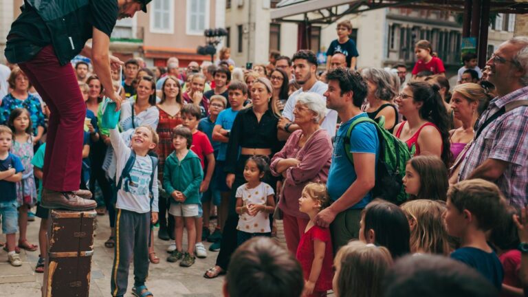 Foix se prépare à accueillir le Tour de France avec décorations et animations festives.