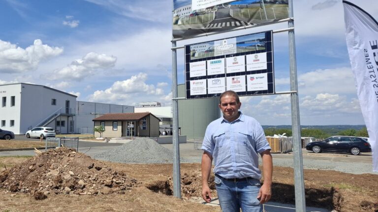Une ombrière photovoltaïque de 1 150 m² installée sur le parking du site de production de foie gras à Figeac.