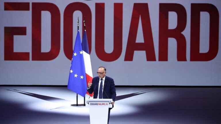 Présidentielle 2027 : Édouard Philippe face à des soutiens lors de son premier meeting.